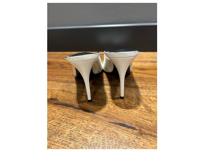 Mules Alaïa in pelle verniciata bianca con punta affusolata Bianco - vista 4
