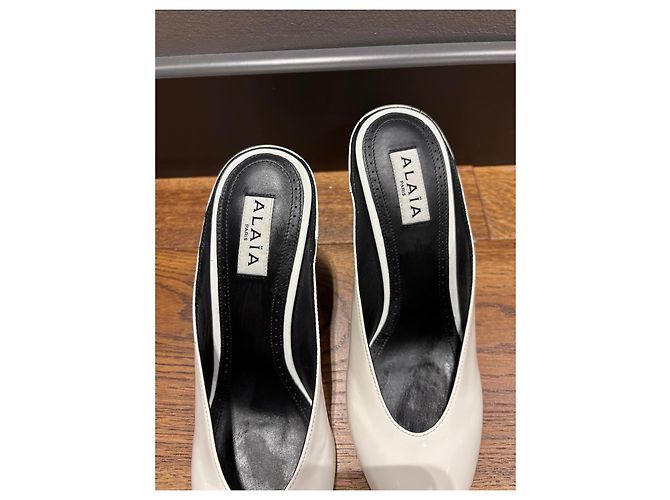 Mules Alaïa in pelle verniciata bianca con punta affusolata Bianco - vista 7
