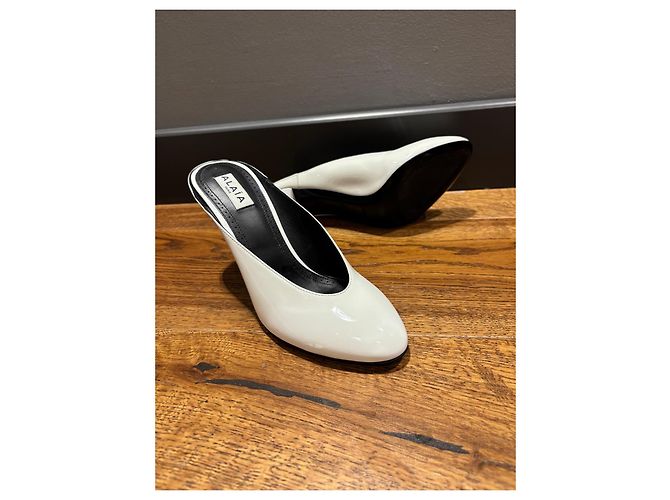 Mules Alaïa in pelle verniciata bianca con punta affusolata Bianco - vista 8