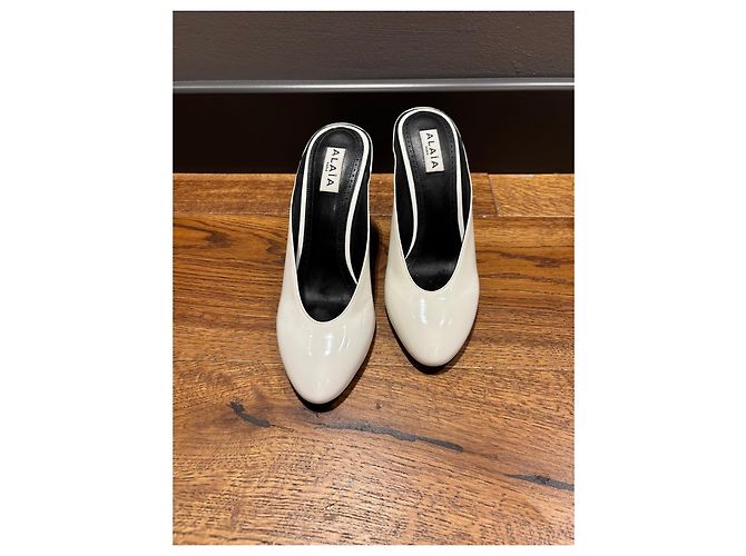 Mules Alaïa in pelle verniciata bianca con punta affusolata Bianco - vista 9