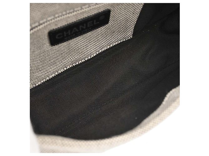Chanel Camellia No.5 Flap Canvas Negro - vista 3