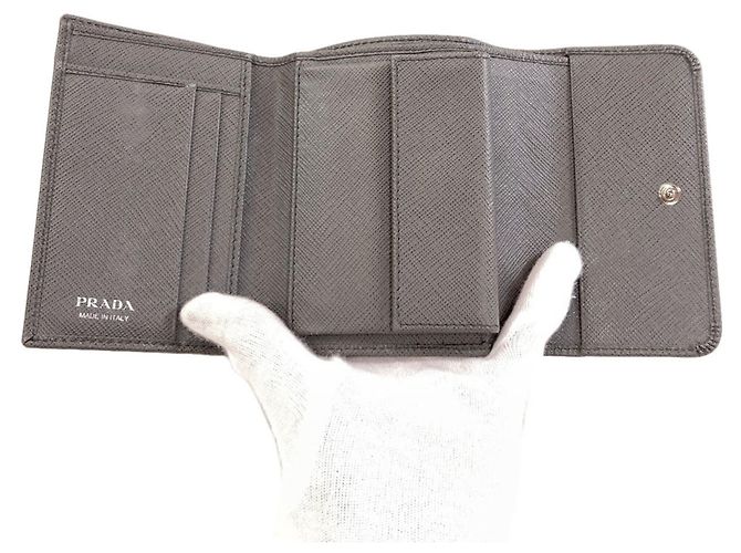 Prada Logo Tri-fold Geldbörse aus grauem Saffiano-Leder Braun - Ansicht 4