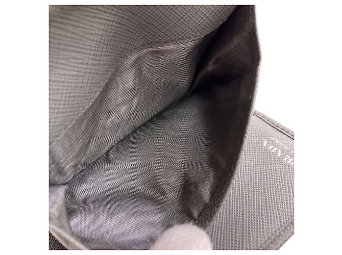 Prada Logo Tri-fold Geldbörse aus grauem Saffiano-Leder Braun - Ansicht 6