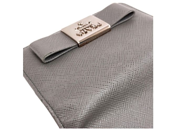 Prada Logo Tri-fold Geldbörse aus grauem Saffiano-Leder Braun - Ansicht 9
