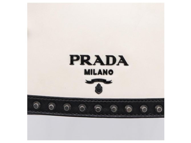 Borsa a tracolla con catena PRADA in pelle Bianco Nero Auth mr2939A - vista 17