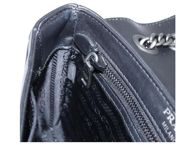 Borsa a tracolla con catena PRADA in pelle Bianco Nero Auth mr2939A - vista 22
