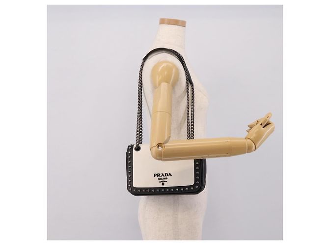 Borsa a tracolla con catena PRADA in pelle Bianco Nero Auth mr2939A - vista 25