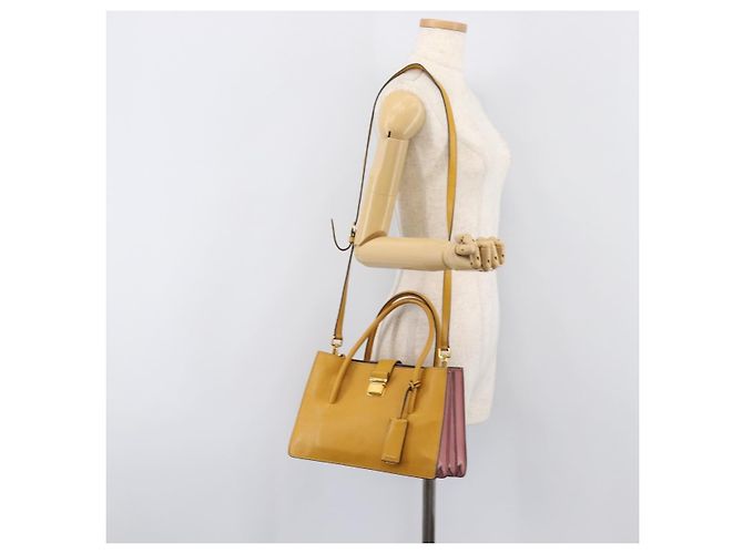 Borsa a mano Miu Miu in pelle 2way Giallo Tono Oro Auth bs37269A - vista 35