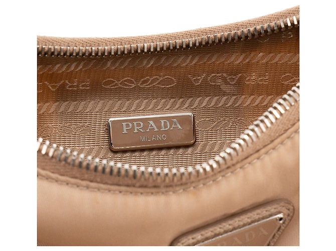 PRADA - Re-Edition 2005 Prada Schultertasche aus beigem Re-nylon und Saffiano-Leder - Ansicht 10