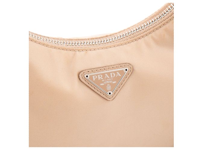 PRADA - Re-Edition 2005 Prada Schultertasche aus beigem Re-nylon und Saffiano-Leder - Ansicht 6
