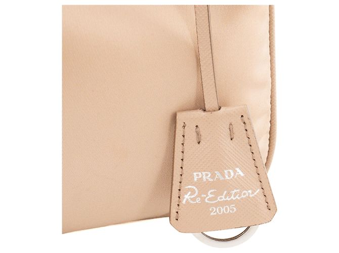 PRADA - Re-Edition 2005 Prada Schultertasche aus beigem Re-nylon und Saffiano-Leder - Ansicht 7
