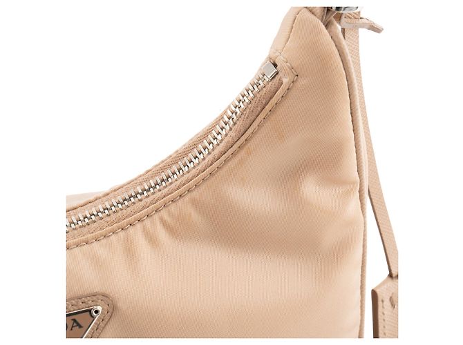 PRADA - Re-Edition 2005 Prada Schultertasche aus beigem Re-nylon und Saffiano-Leder - Ansicht 8