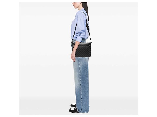 Louis Vuitton Damier Graphite Mick PM Crossbody Bag Schwarz - Ansicht 6