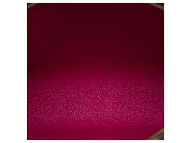 Necessaire 26 Louis Vuitton Edizione Limitata Marrone con patch Monogram e adesivi da viaggio - vista 4