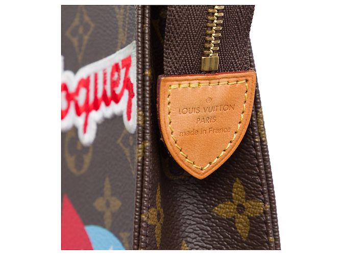 Necessaire 26 Louis Vuitton Edizione Limitata Marrone con patch Monogram e adesivi da viaggio - vista 5