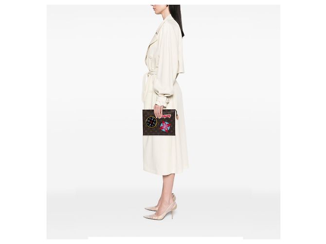 Necessaire 26 Louis Vuitton Edizione Limitata Marrone con patch Monogram e adesivi da viaggio - vista 6