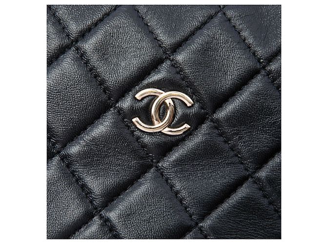 Borsa a tracolla Chanel Mini in pelle di agnello matelassé nera con catena Nero - vista 5