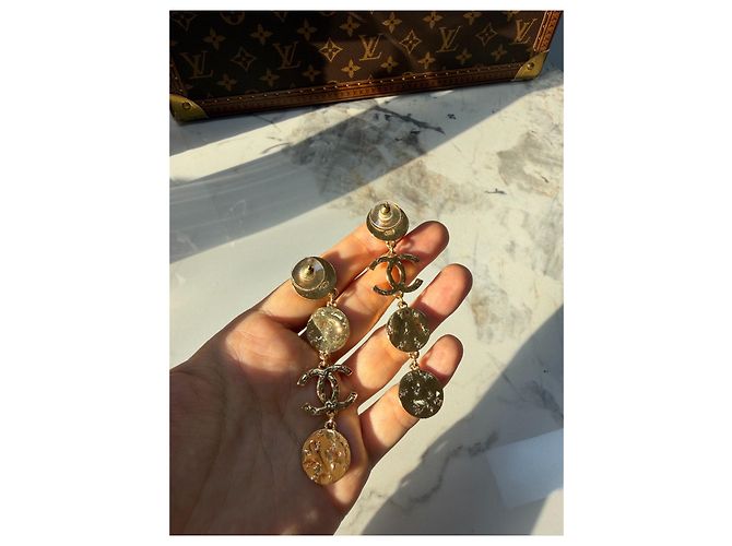 Chanel Ohrringe mit Münzmotiv vergoldet Mehrfarben - Ansicht 5