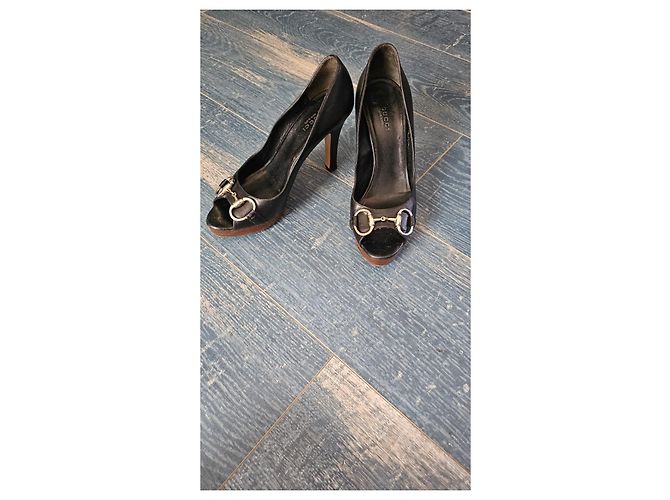 Décolleté peep-toe Gucci in pelle nera con morsetto Nero - vista 4
