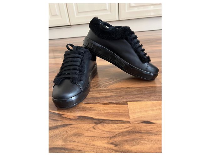 Baskets Prada en cuir noir avec bordure en fourrure - vue 2