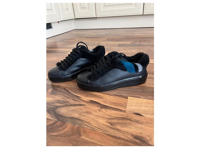 Baskets Prada en cuir noir avec bordure en fourrure - vue 4
