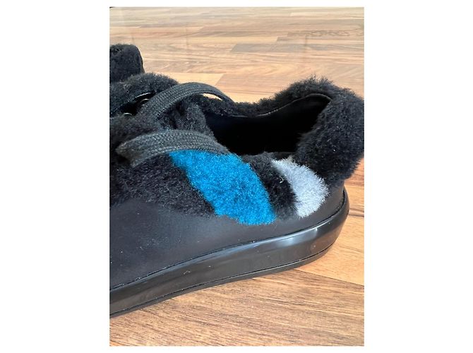 Baskets Prada en cuir noir avec bordure en fourrure - vue 5