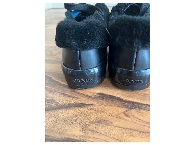 Baskets Prada en cuir noir avec bordure en fourrure - vue 6