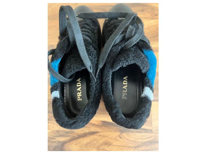 Baskets Prada en cuir noir avec bordure en fourrure - vue 7