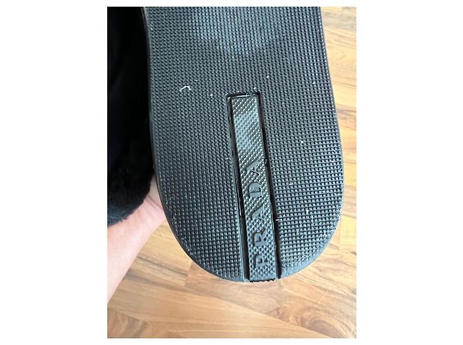 Baskets Prada en cuir noir avec bordure en fourrure - vue 8