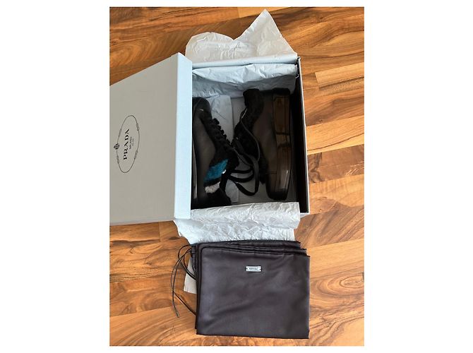 Baskets Prada en cuir noir avec bordure en fourrure - vue 9
