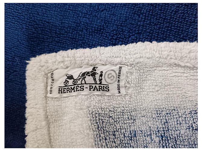 Hermès 'Le Coq et la Poule' Handtuch aus blauer Baumwolle Schwarz Weiß Rot Gelb - Ansicht 2
