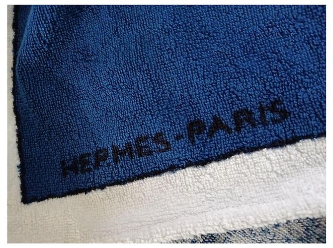 Hermès 'Le Coq et la Poule' Handtuch aus blauer Baumwolle Schwarz Weiß Rot Gelb - Ansicht 3