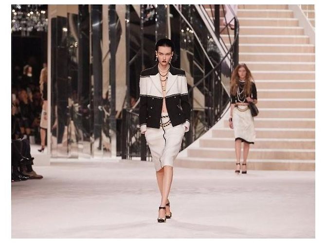 Chanel Métiers d'Art Pre-Fall 2020 Tweedjacke Bicolor Schwarz Weiß - Ansicht 2