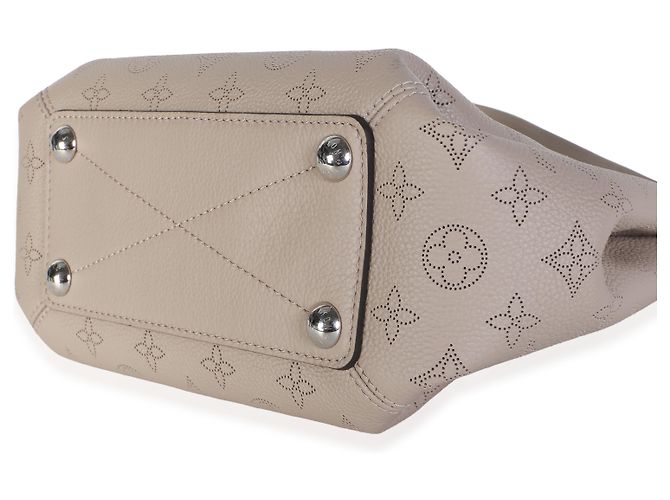 Louis Vuitton Galet Monogram Mahina Babylone BB Beige - vista 6