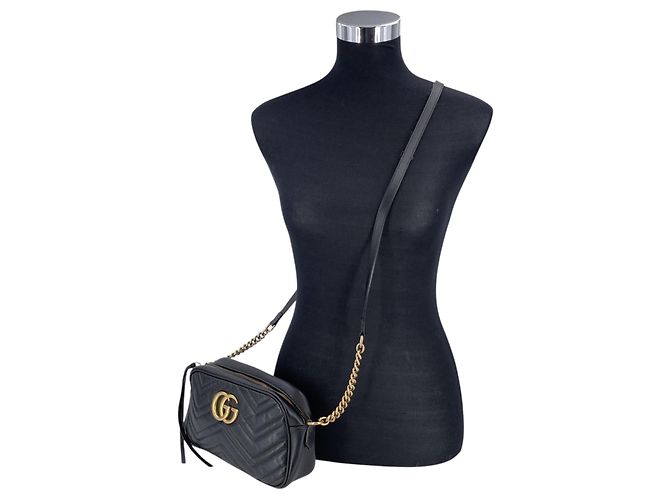 Gucci Kleine GG Marmont Camera Schultertasche aus gestepptem schwarzem Leder - Ansicht 3