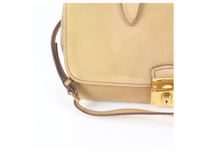 Bolsa de Ombro 2-Way em Couro Vitello Miu Miu Marrom - vista 2