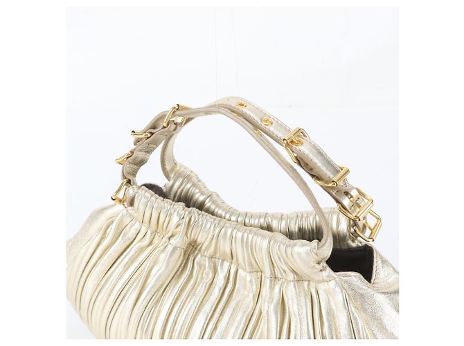 Sac à main cabas Miu Miu en cuir doré - vue 2