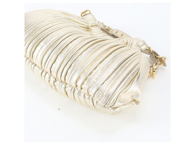 Sac à main cabas Miu Miu en cuir doré - vue 4