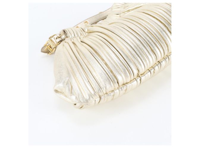 Sac à main cabas Miu Miu en cuir doré - vue 5