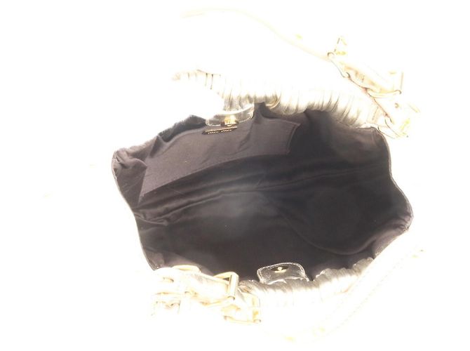 Sac à main cabas Miu Miu en cuir doré - vue 7