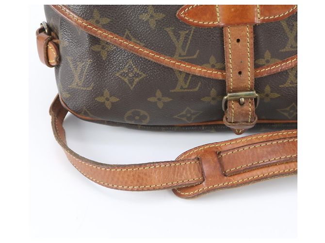 Bolsa de Ombro Louis Vuitton Monogram Saumur 30 em Couro Marrom - vista 2