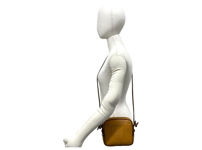 Loewe Vintage Mini-Schultertasche aus Leder mit eingraviertem Anagram-Logo Braun Kamel - Ansicht 2