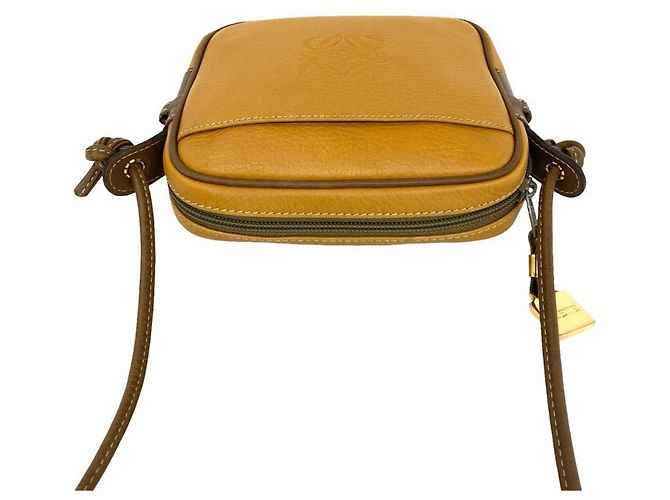 Loewe Vintage Mini-Schultertasche aus Leder mit eingraviertem Anagram-Logo Braun Kamel - Ansicht 4