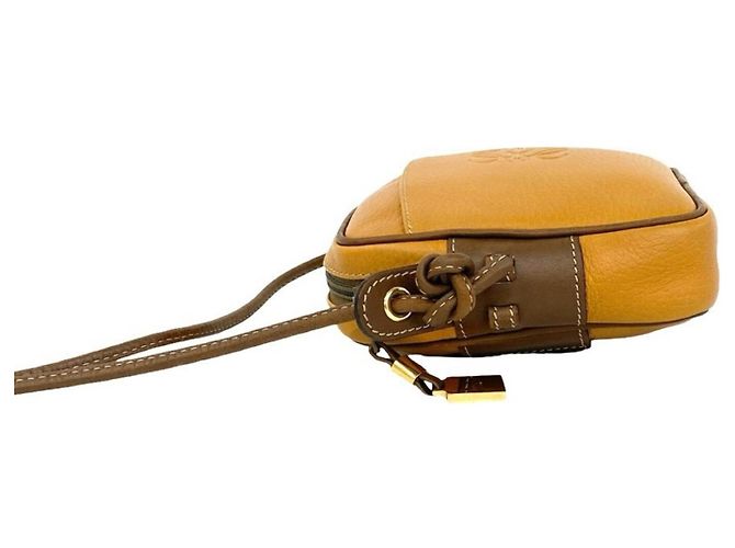 Loewe Vintage Mini-Schultertasche aus Leder mit eingraviertem Anagram-Logo Braun Kamel - Ansicht 5
