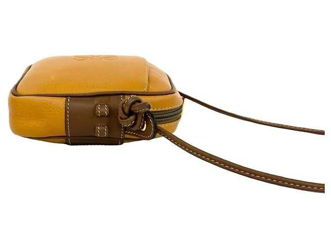 Loewe Vintage Mini-Schultertasche aus Leder mit eingraviertem Anagram-Logo Braun Kamel - Ansicht 6