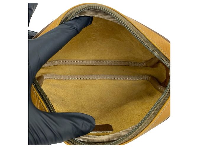 Loewe Vintage Mini-Schultertasche aus Leder mit eingraviertem Anagram-Logo Braun Kamel - Ansicht 9