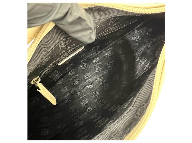 LOEWE Vintage Semi-Schultertasche aus Leder mit eingraviertem Logo Weiß - Ansicht 9
