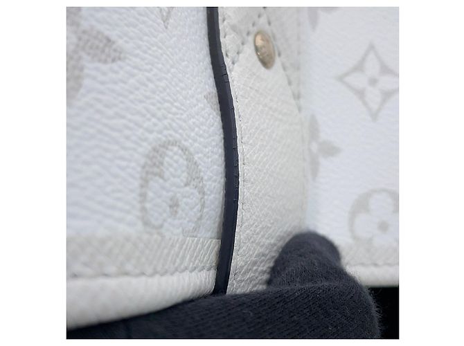 Louis Vuitton Monogram Taiga Weekend Tote NM Bianco - vista 12