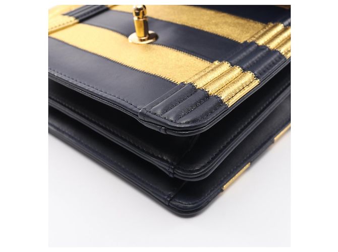 Borsa a tracolla Chanel Boy North-South Border D'oro Blu navy - vista 10