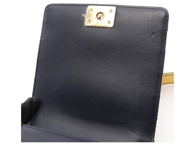 Borsa a tracolla Chanel Boy North-South Border D'oro Blu navy - vista 11